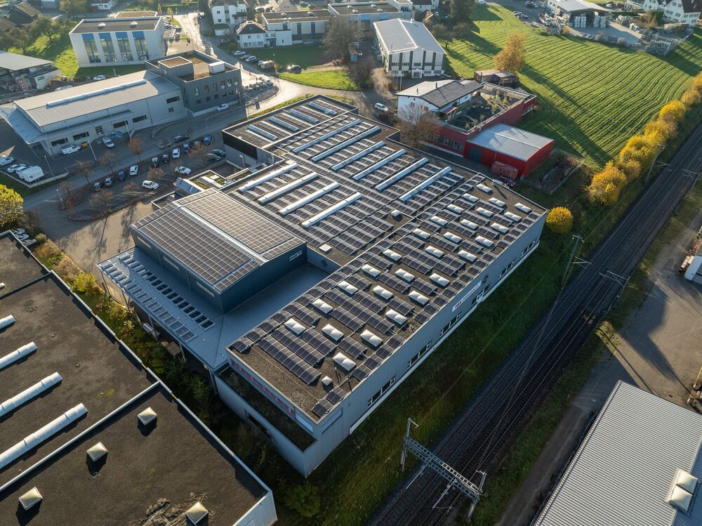 Für Photovoltaikanlagen auf Gewerbeliegenschaften bieten Contracting-Lösungen ein Rundum-sorglos-Paket. Im Bild: Anlage mit 447 kWp von ZebaTech in Amriswil. (Foto: Stephan Werde)